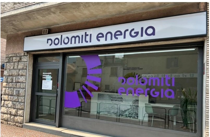 La vetrina dello sportello di Sarezzo, con l&rsquo;insegna Dolomiti Energia